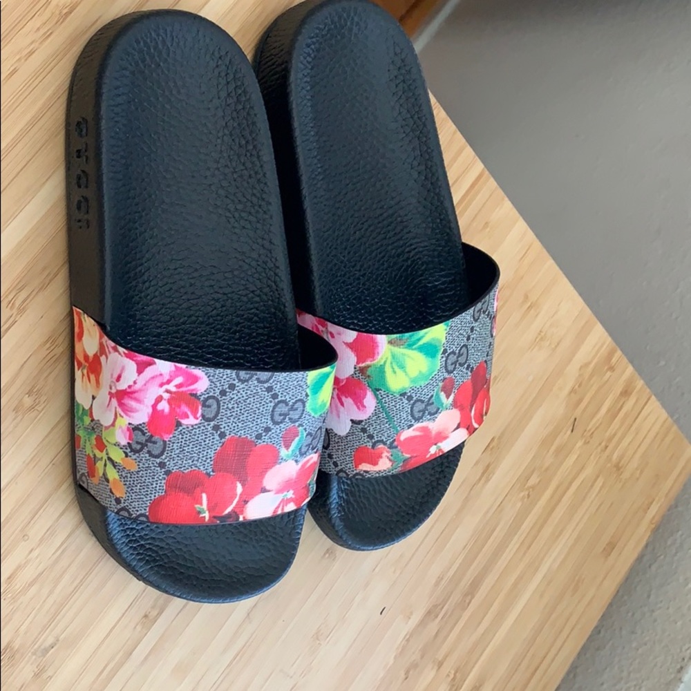 Woman Gucci floral pool slides